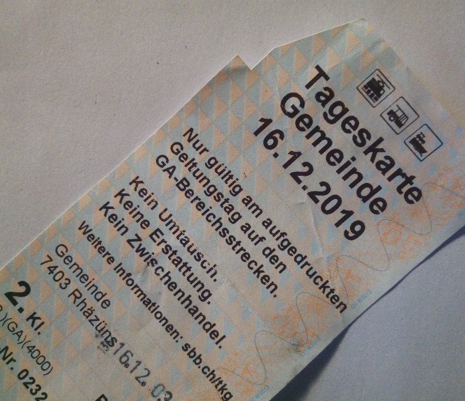 Wer eine Tageskarte Gemeinde in Rhäzüns löst, erhält sie noch in Papierform. Hier ist die Aufzeichnung von Bewegungsprofilen im Gegensatz zu mit 'Äpp' gelösten Billetten noch exklusive