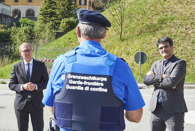 Regierungsrat Dr. Christian Rathgeb und Regierungsrat Marcus Caduff in den Südtälern beim Grenzwachtkorps