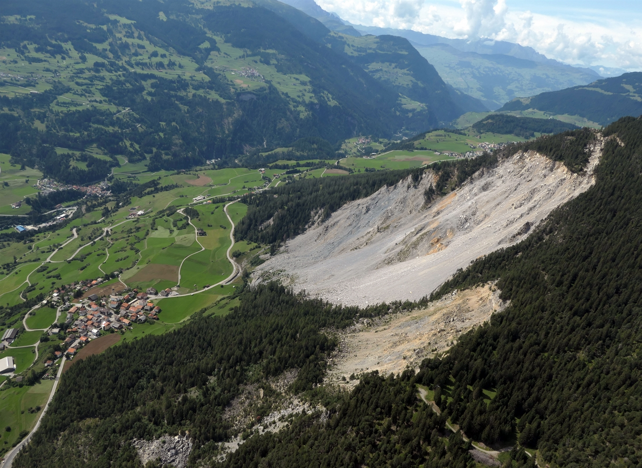 Bergsturz-Gefahr in Brienz  +++ Rutschung 6 Meter am  Berg und 1,2 Meter im Dorf +++ Über 4 Mio Gelder für Untersuchung