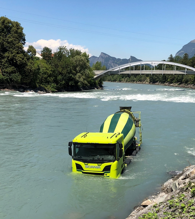 Maienfeld: Lastwagen gelangt führerlos in den Rhein +++  42 Feuerwehrleute im Einsatz +++ Taucher helfen bei Bergung