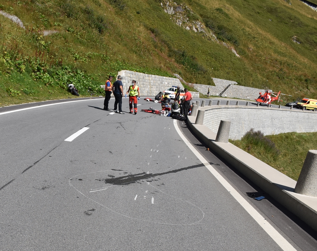 Oberalppaß: Tödlicher Unfall zwischen Velo und Motorrad: Wollten beide gleichzeitig die Kurve schneiden?