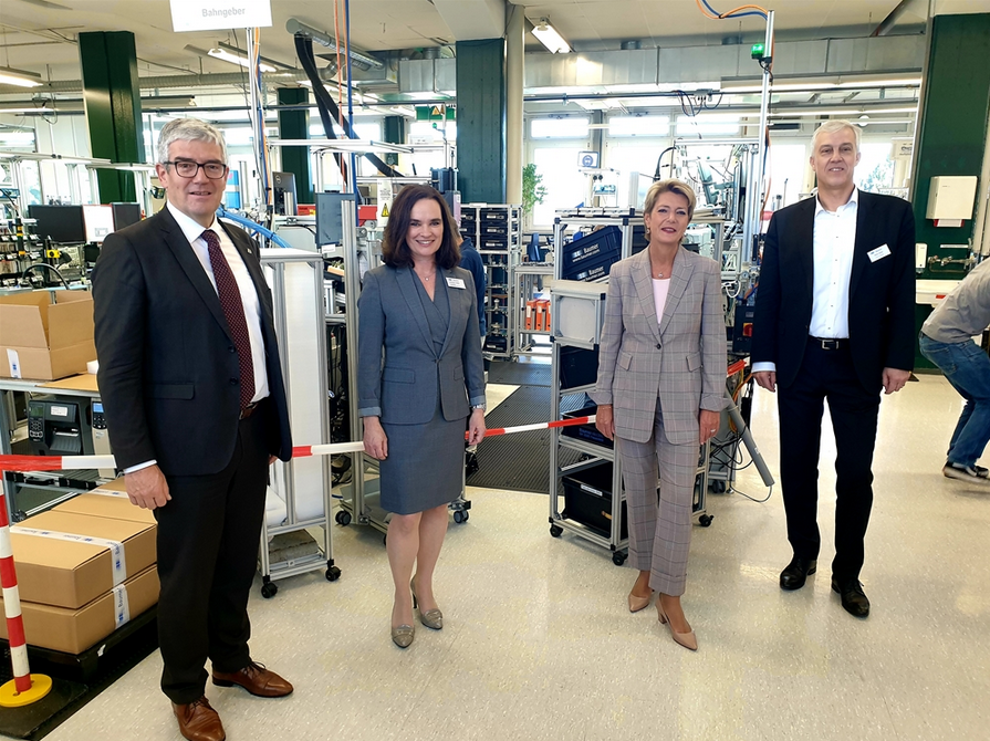 von links: Dr. Jon Domenic Parolini, Präsdident ORK; Kristiane Vietzke, Baumer Group; Karin Keller-Sutter, Bundesrätin; Oliver Vietzke, CEO Baumer Group
