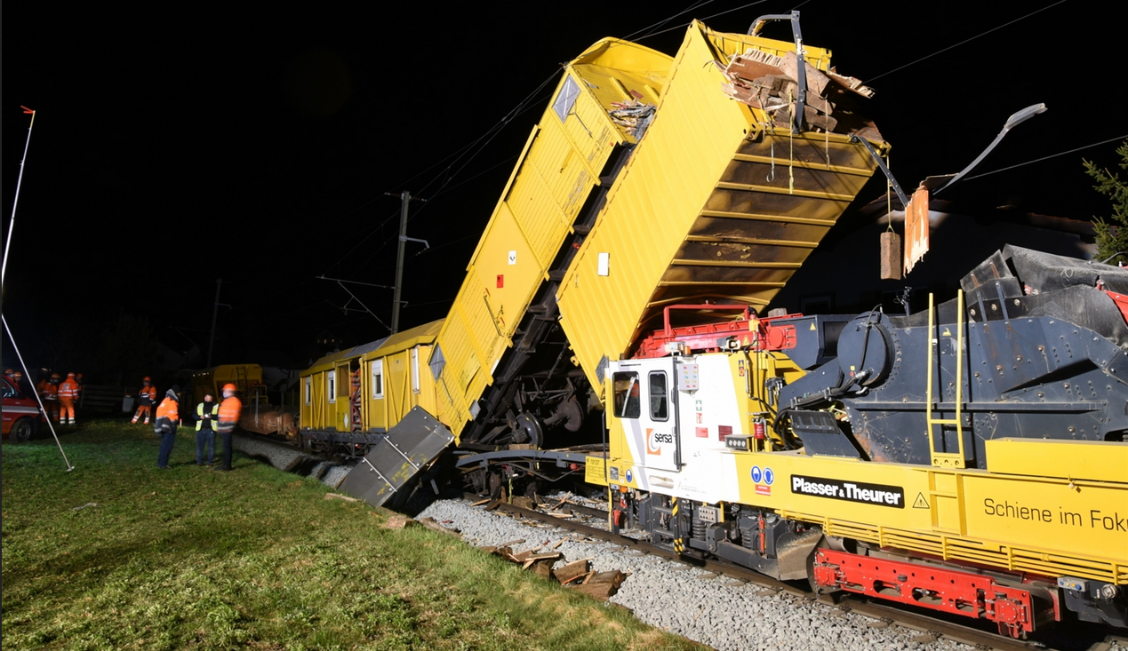 Bahnunfall in Cazis +++ 100.000de CHF Sachschaden +++ Bauzug rast in stehenden Bauzug+++ Großaufgebot im Einsatz