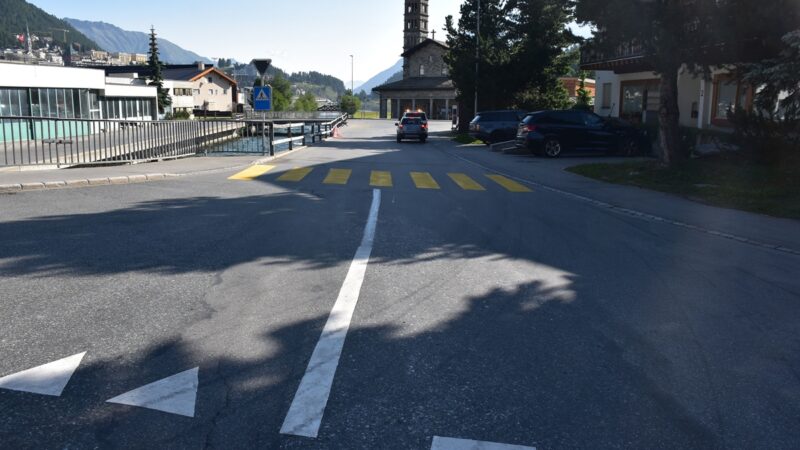 St. Moritz: Autolenkerin (80) erfaßt Velofahrer (62) +++ Radler erleidet Beinbruch