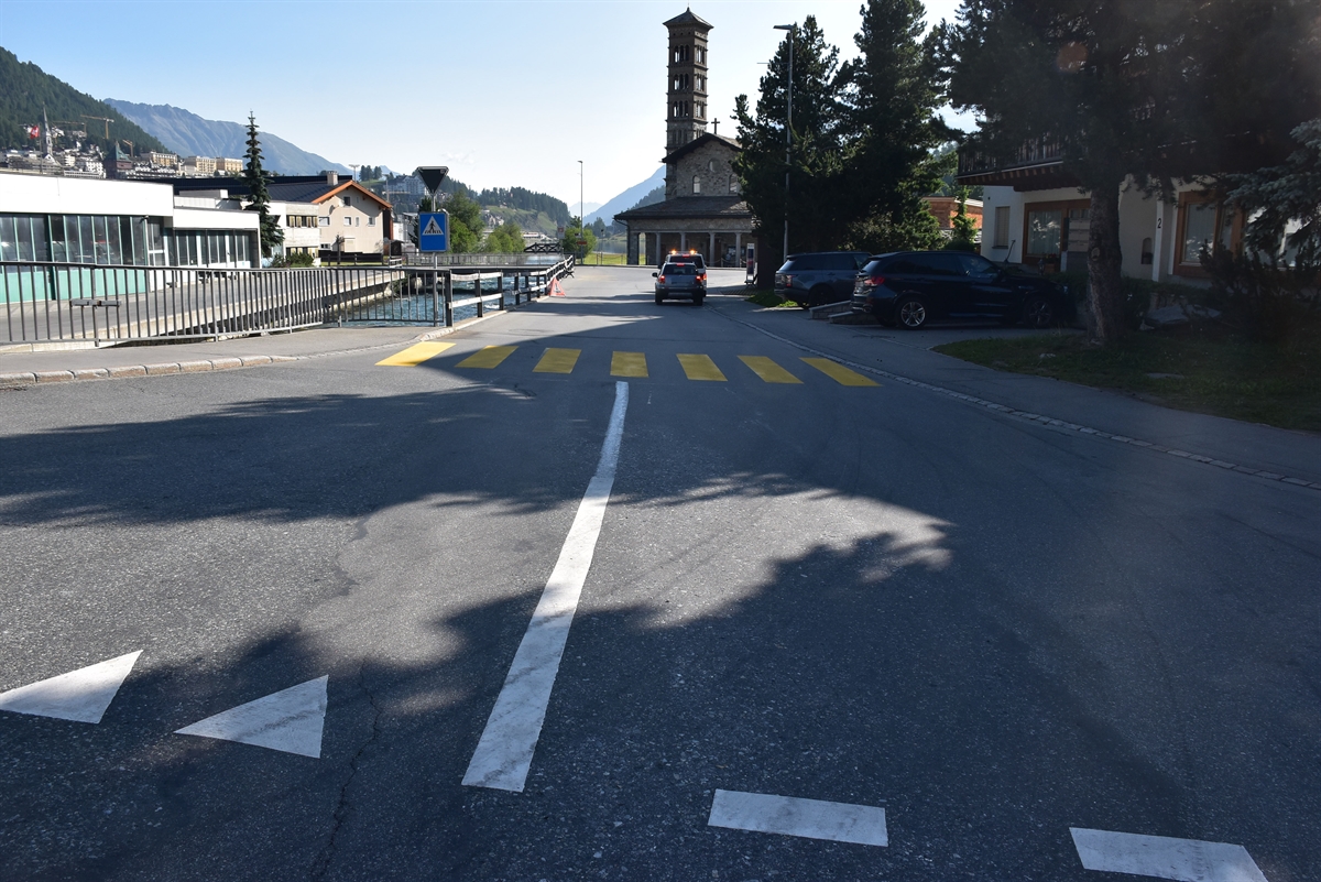 St. Moritz: Autolenkerin (80) erfaßt Velofahrer (62) +++ Radler erleidet Beinbruch