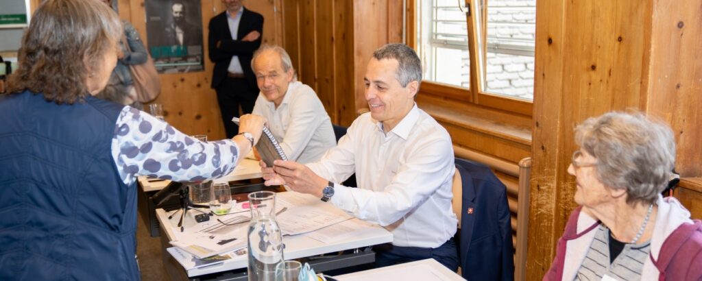 Ignazis Cassis beim Romanisch-Lernen (Bild: Dominik Täuber)
