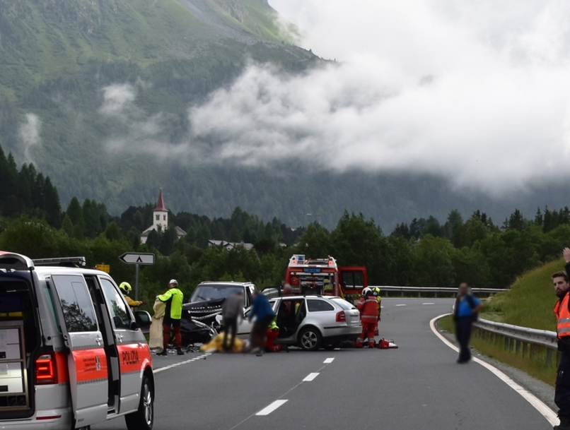 Unfall in Maloja: Tödlicher Frontalzusammenstoß +++ Rega im Einsatz +++ 4 Verletzte