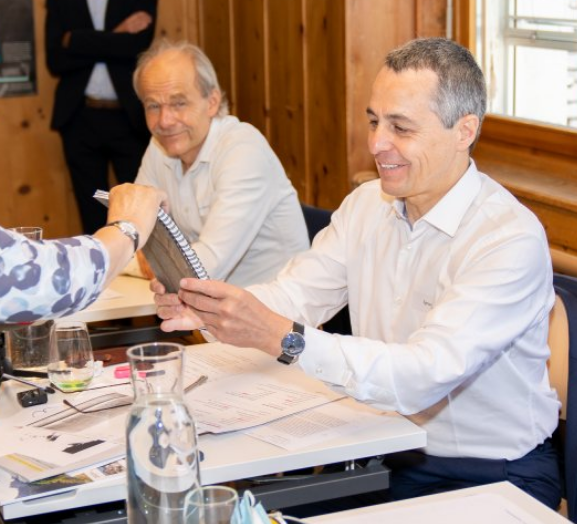 Bundesrat Ignazio Cassis drückt die Romanische Schulbank in Scuol, 19. Juli 2021