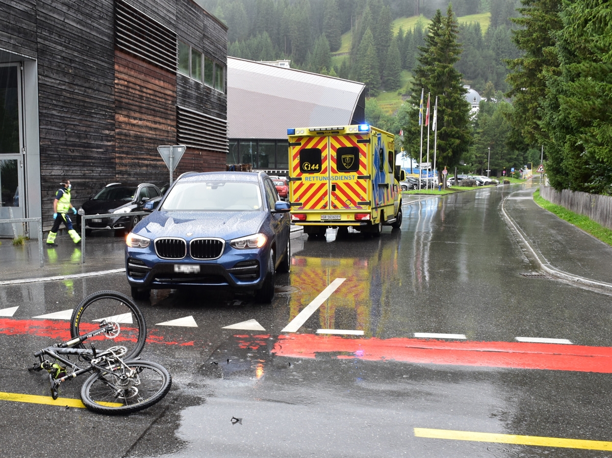 Davos-Platz: Auto kollidiert mit Velo