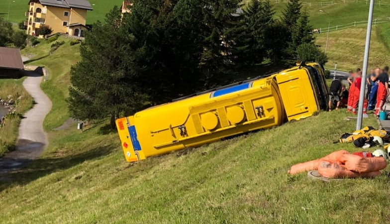 Davos: Tanklastwagen kippt um