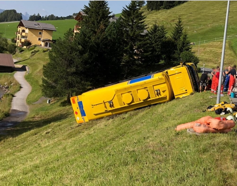 Davos: Tanklastwagen kippt um