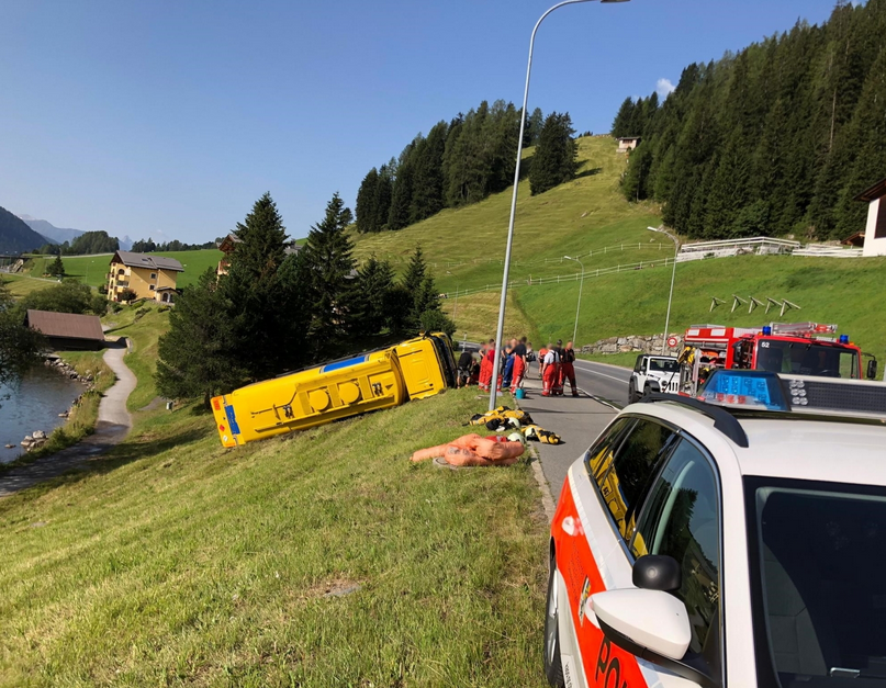 Tanklastwagen Davos gekippt (Polizeifoto: Kapo GR)