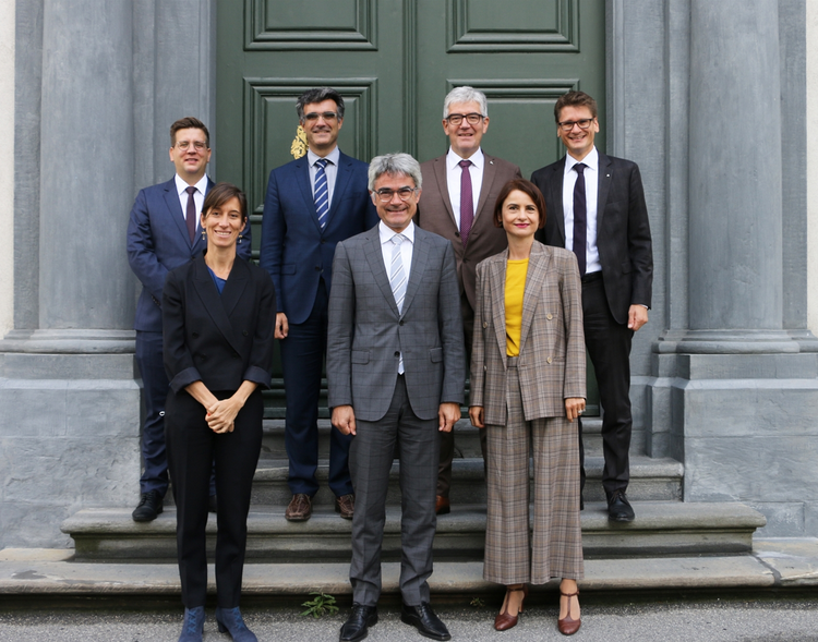 Bildlegende (von links): Beauftragter Aussenbeziehungen Carlo Crameri, Stv. Postenchefin Sandra Caluori, Regierungsrat Marcus Caduff, Regierungspräsident Dr. Mario Cavigelli, Regierungsrat Dr. Jon Domenic Parolini, Generalkonsulin Sabrina Dallafior, Kanzleidirektor Daniel Spadin