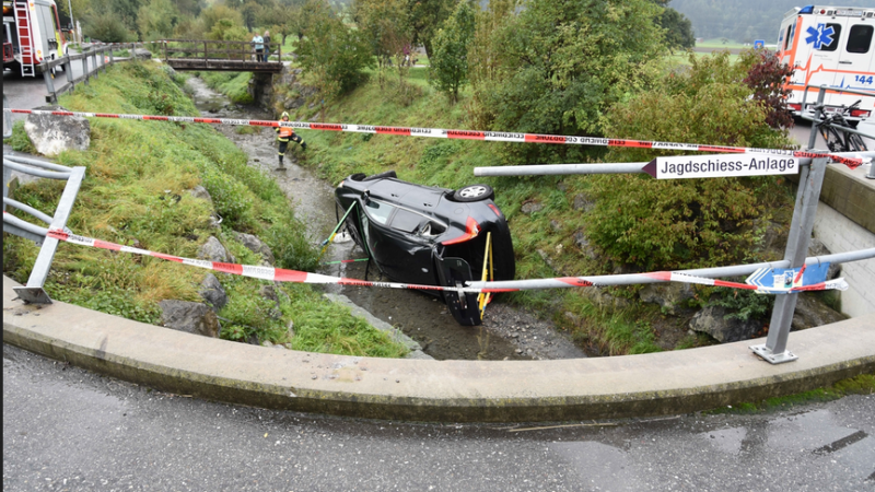 Unfall in Ems: Frau fährt in leichter Rechtskurve in Bachbett