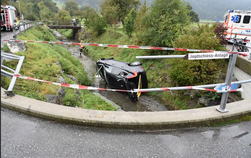 Unfall in Ems: Frau fährt in leichter Rechtskurve in Bachbett