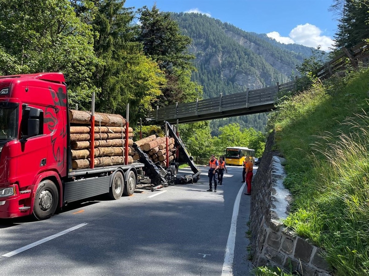 Sils. i.D.: Holztransporter beschädigt Viehüberführung