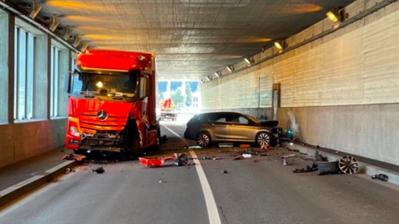 Davos: Zusammstoß mit Lkw – Autolenker in Galerie schwer verletzt