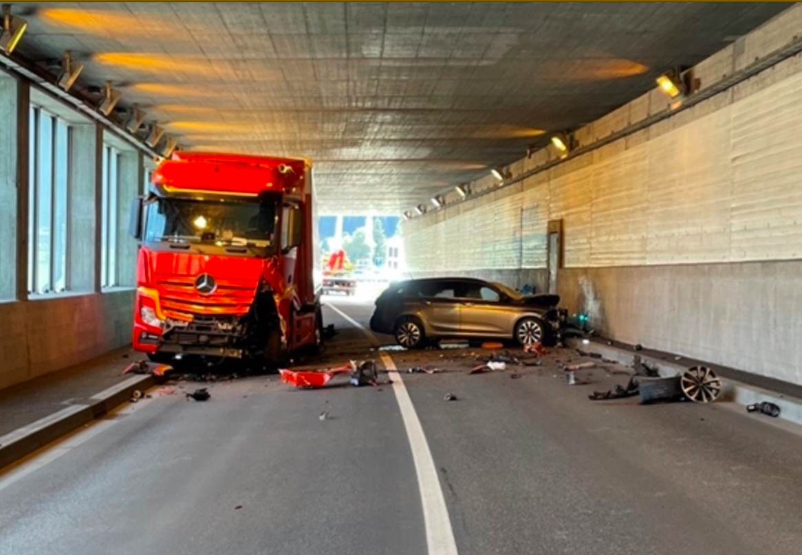 Davos: Zusammstoß mit Lkw – Autolenker in Galerie schwer verletzt