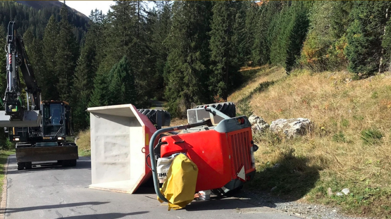 Arosa: Kipplader kippt – Fahrer verletzt