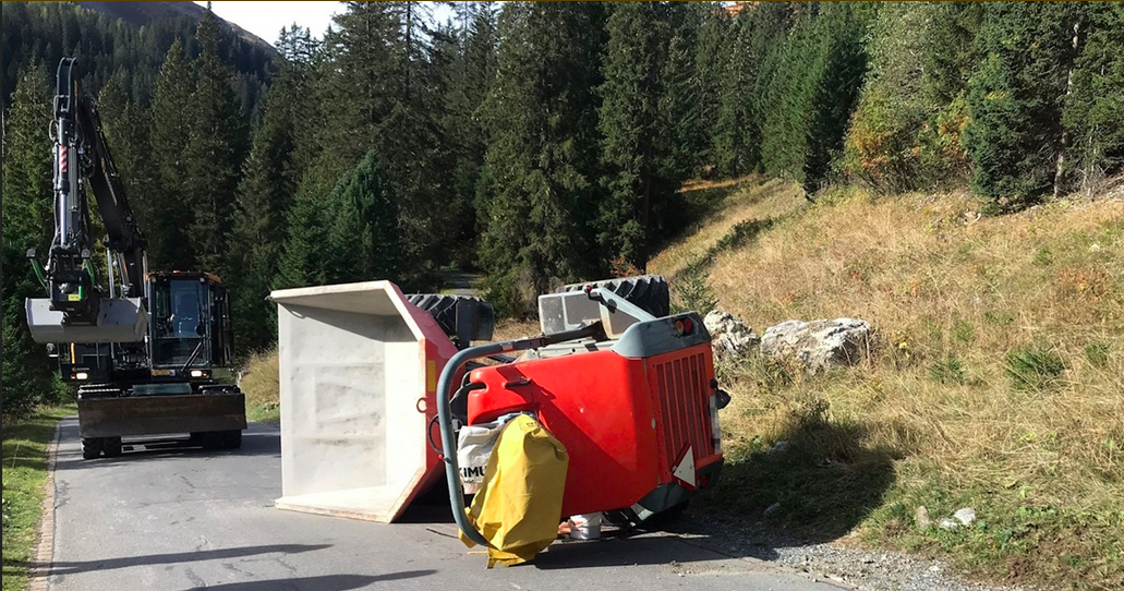 Arosa: Kipplader kippt – Fahrer verletzt