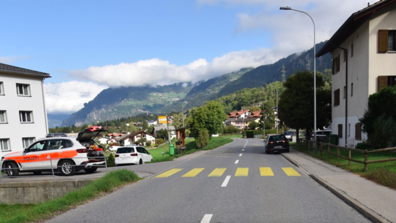 Auto in Richtung Fürstenaubruck erfaßt bei Bushaltestelle Prolung Frau (41) in Sils im Domleschg