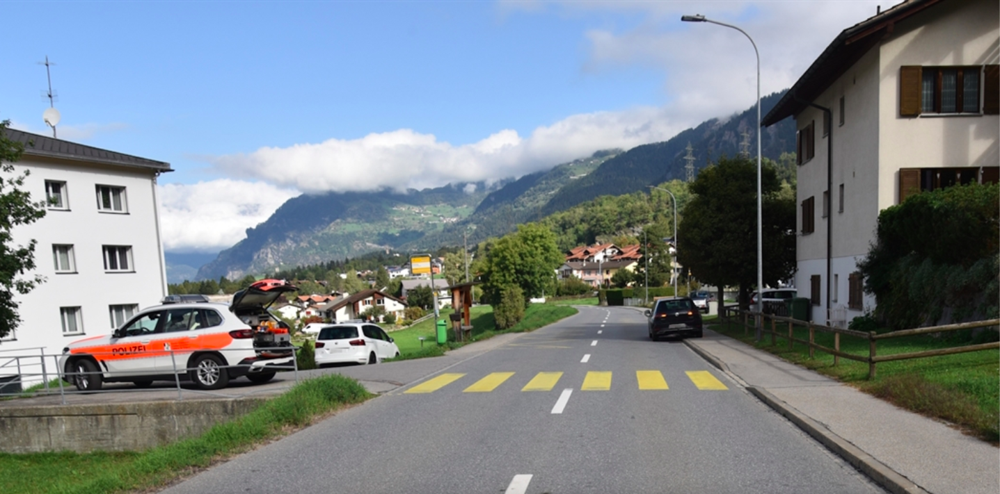 Auto in Richtung Fürstenaubruck erfaßt bei Bushaltestelle Prolung Frau (41) in Sils im Domleschg