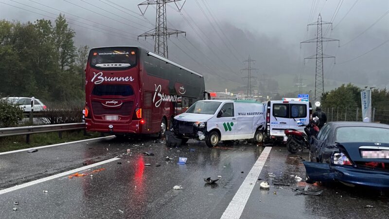 Chur: Wüster Verkehrsunfall auf der A13 führt zu Stau