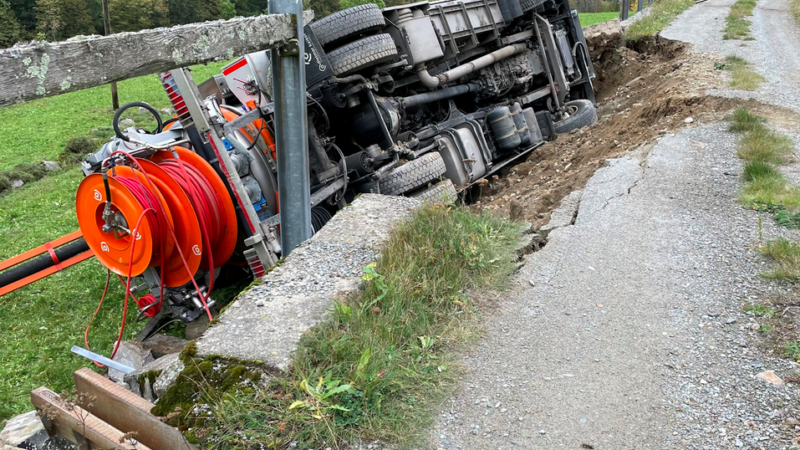 Brüsc (Brusio): Stützmauer gibt nach – Lastwagen kippt zur Seite
