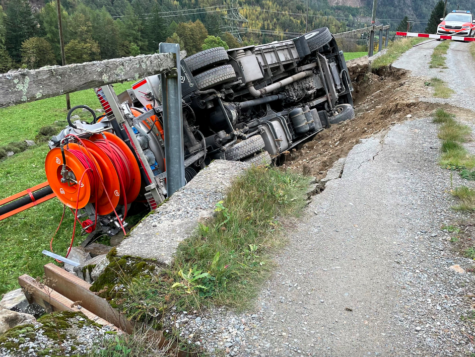 Brüsc (Brusio): Stützmauer gibt nach – Lastwagen kippt zur Seite