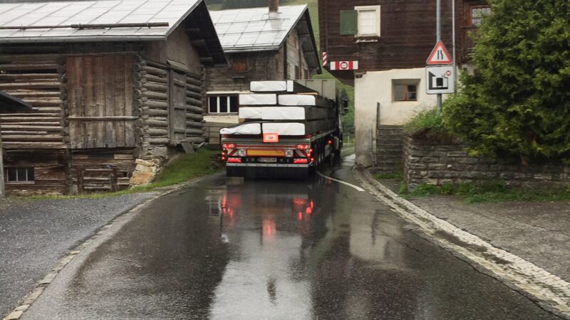 Sanierungsbedürftige Lugnezerstrasse wird in Lumbrein innerorts instand gestellt