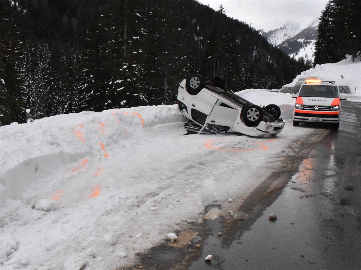 Zuoz und Davos: Je ein Totalschaden bei Verkehrsunfall