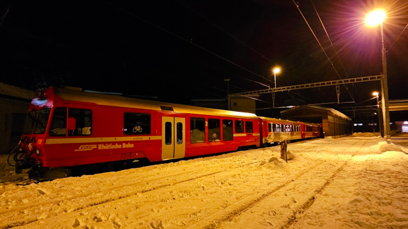 Arosa: Auf Zug der Rhätischen Bahn geklettert – Junger Mann schwer verletzt nach 11.000-Volt-Stromschlag