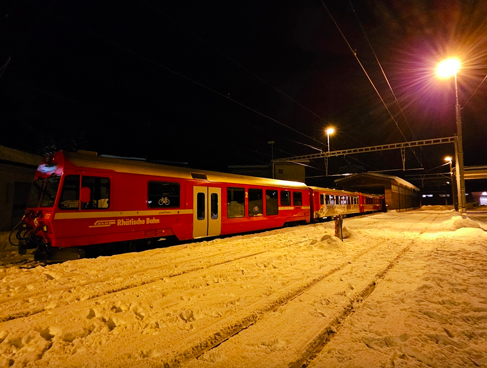 Arosa: Auf Zug der Rhätischen Bahn geklettert – Junger Mann schwer verletzt nach 11.000-Volt-Stromschlag
