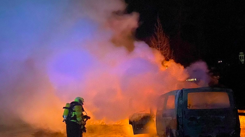 Plötzlich Rauch aus dem Motorraum: Fahrzeugbrand auf der Berninastraße in Pontresina