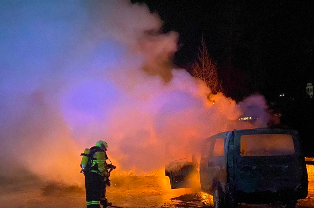 Plötzlich Rauch aus dem Motorraum: Fahrzeugbrand auf der Berninastraße in Pontresina