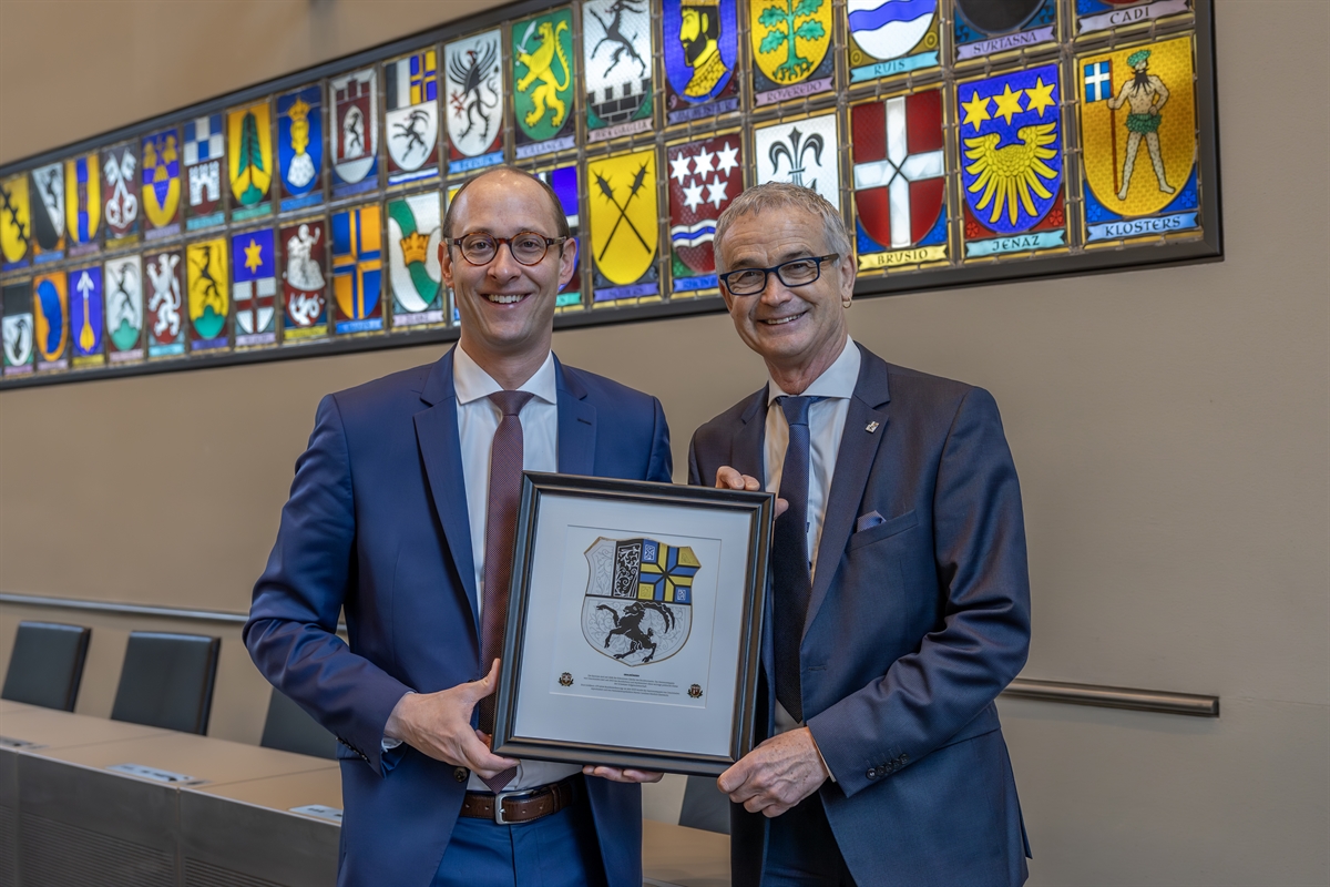 Bündner Wappen als Reproduktion als Geschenk von Martin Candinas für den Großen Rat
