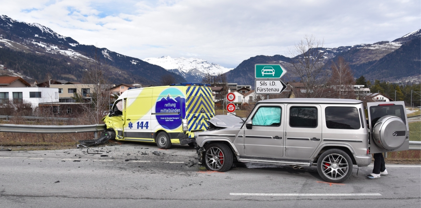 Auf Navi verlassen und heftige Kollision verursacht: Unfall mit Rettungswagen in Thusis