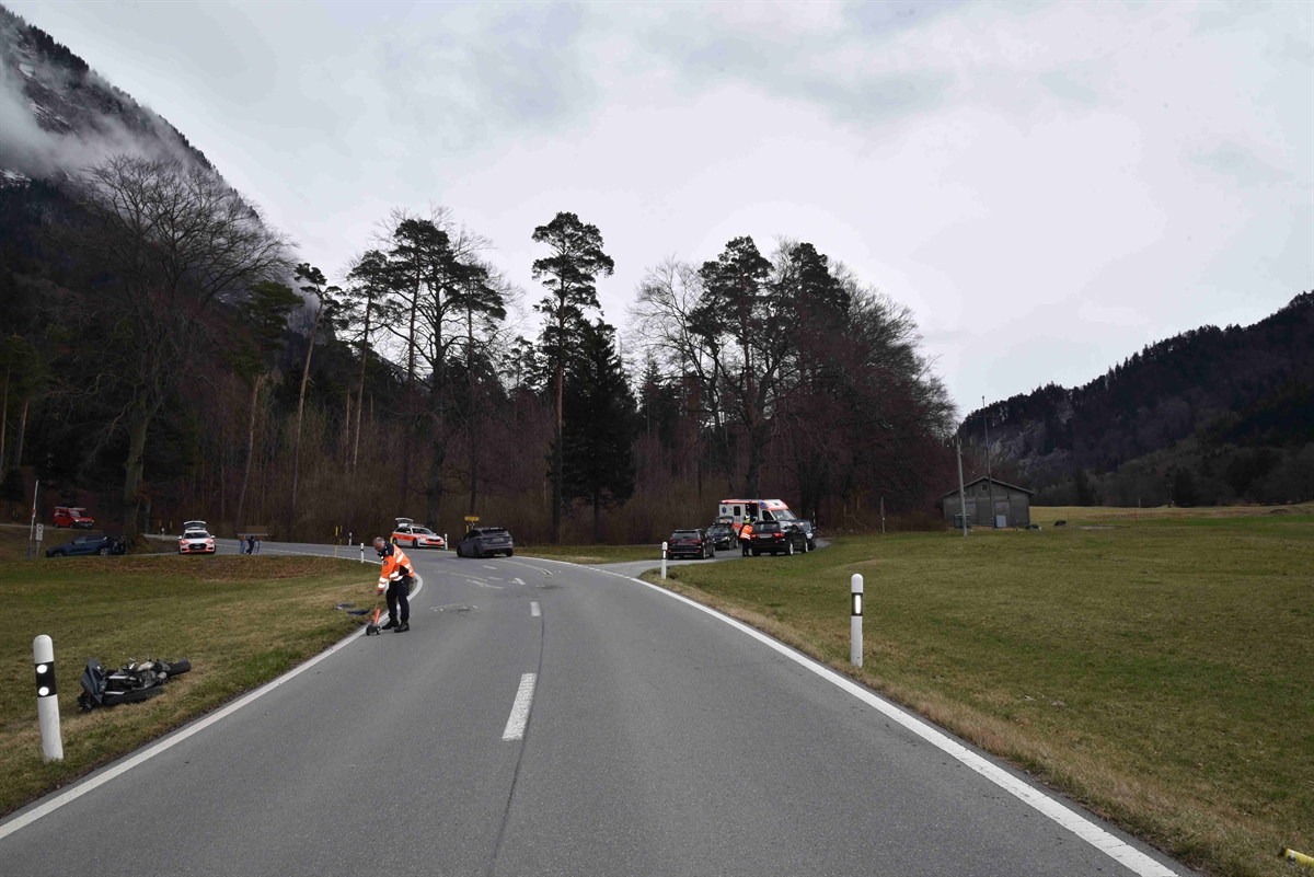 Töfflenker von Auto erfaßt