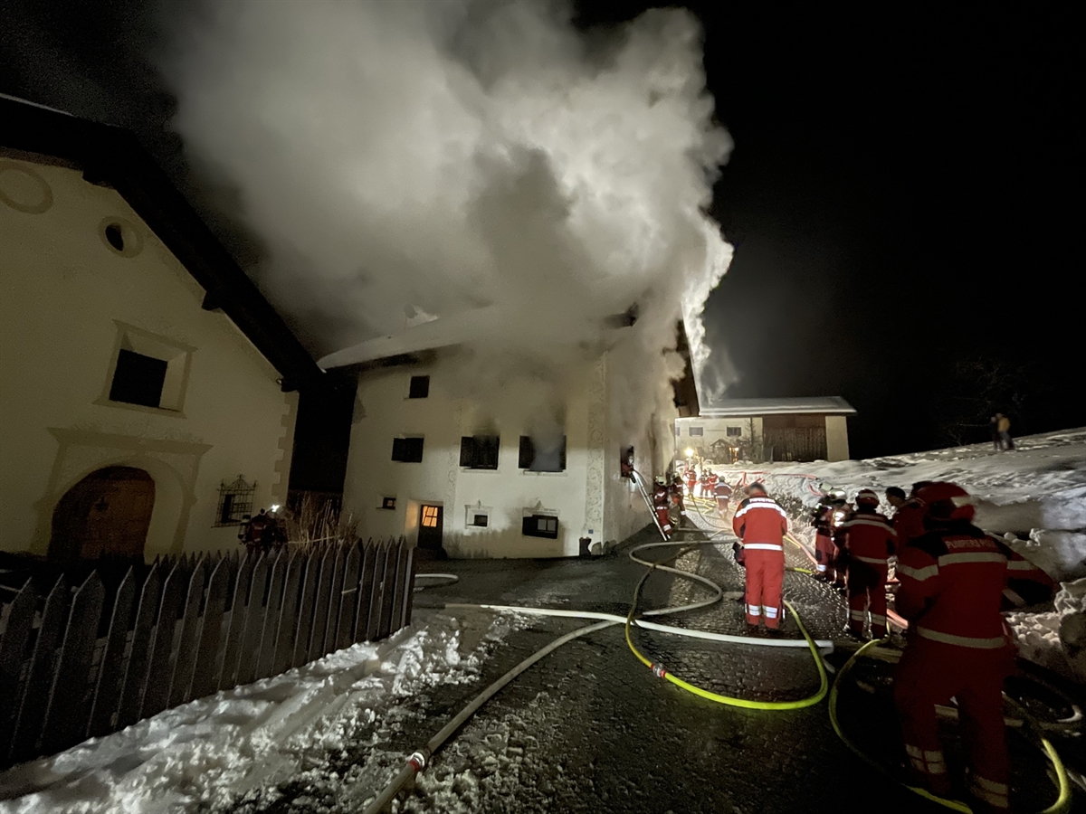Tarasp/Vallatscha: Brand in Engadinerhaus