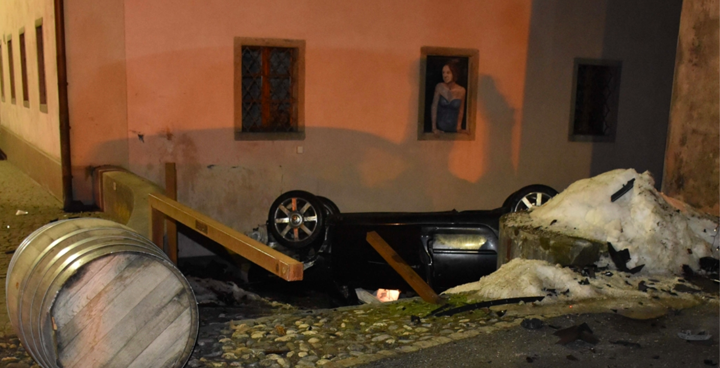 Auto überschlägt sich in Savognin: Nächtliche Kollision mit 2 Autos und 2 Hausfassaden und auf dem Dach gelandet