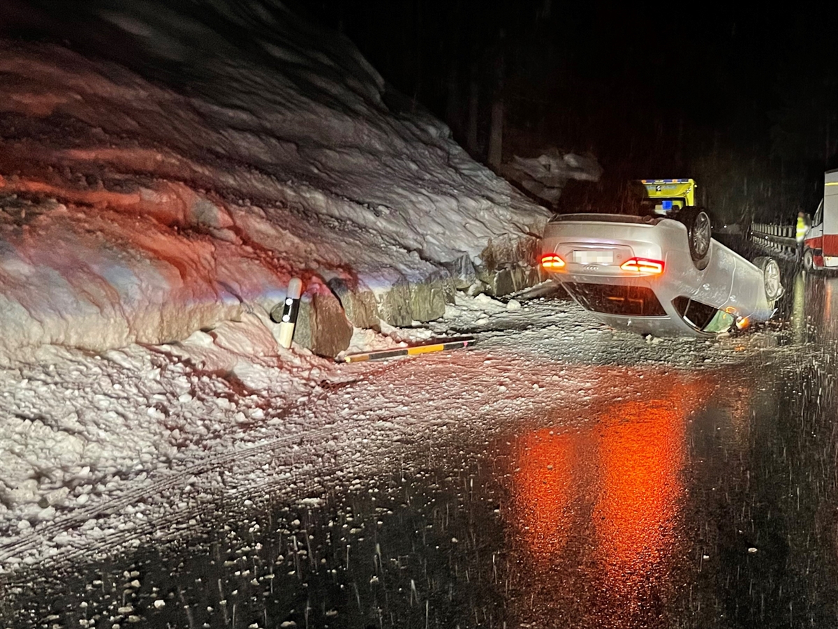 Auto überschlägt sich in Davos-Clavadel: Alkoholisiert auf dem Dach gelandet