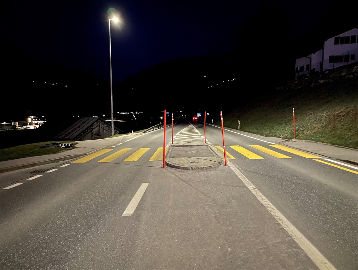 Schluein: Abgelenkt mit Verkehrsinsel kollidiert