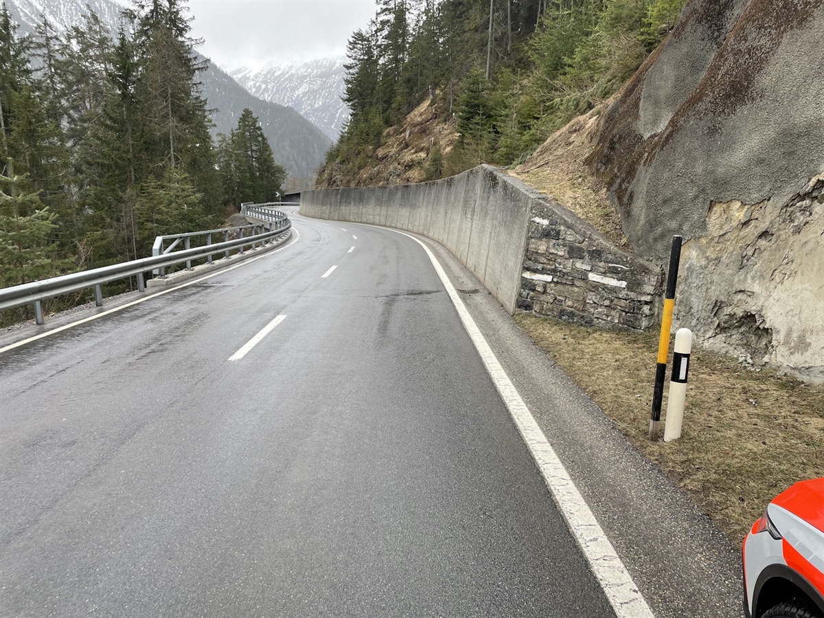 Führerflucht in Schmitten: Zeugenaufruf +++ Gesucht wird ein vorne rechts beschädigter dunkler Audi mit bündner Kontrollschildern