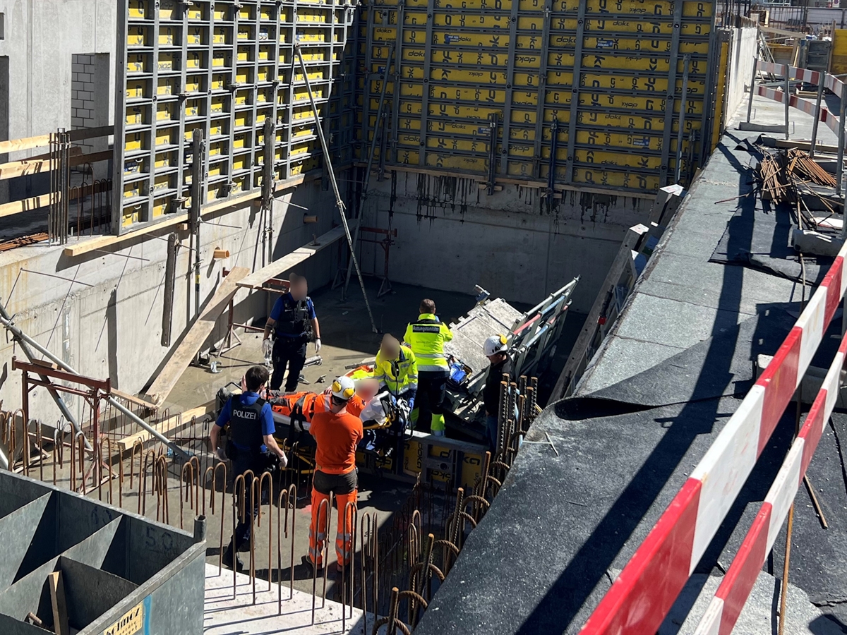 Gerüstbrett gebrochen – Baustellenunfall in Chur: Fußverletzung nach Sturz auf Betonplatte