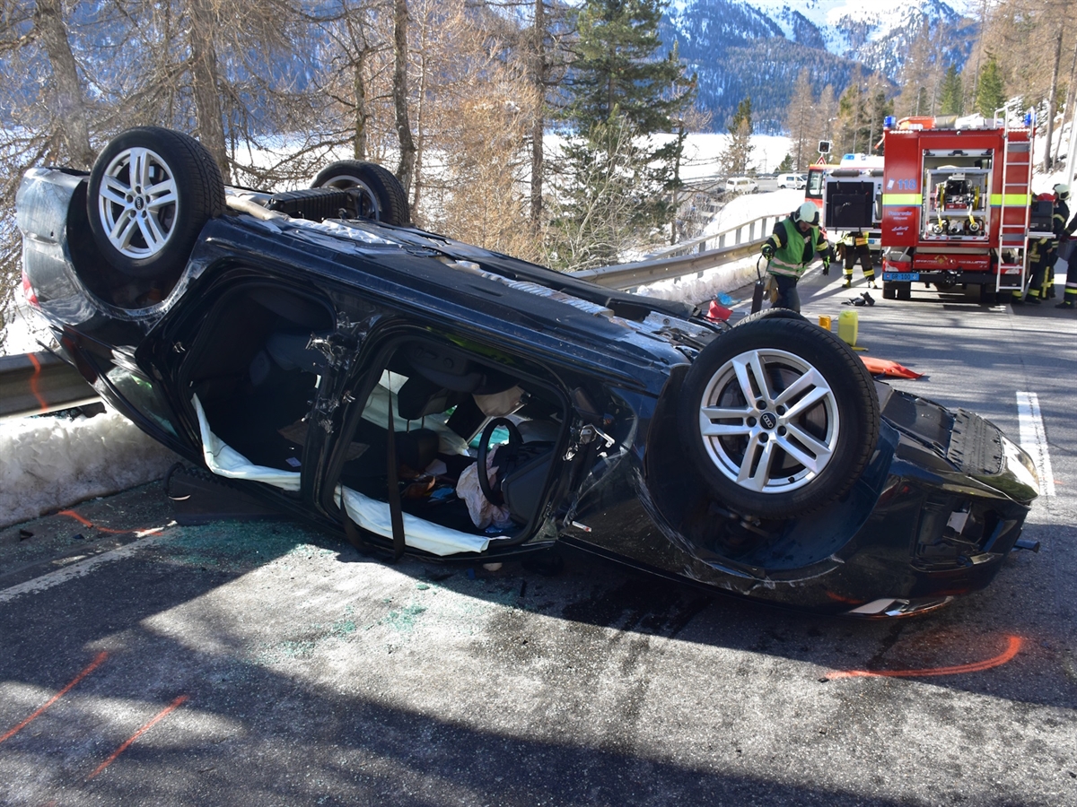 Engadin: Auto überschlägt sich in Silvaplana – Lenkerin mußte mit Brechwerkzeug befreit werden