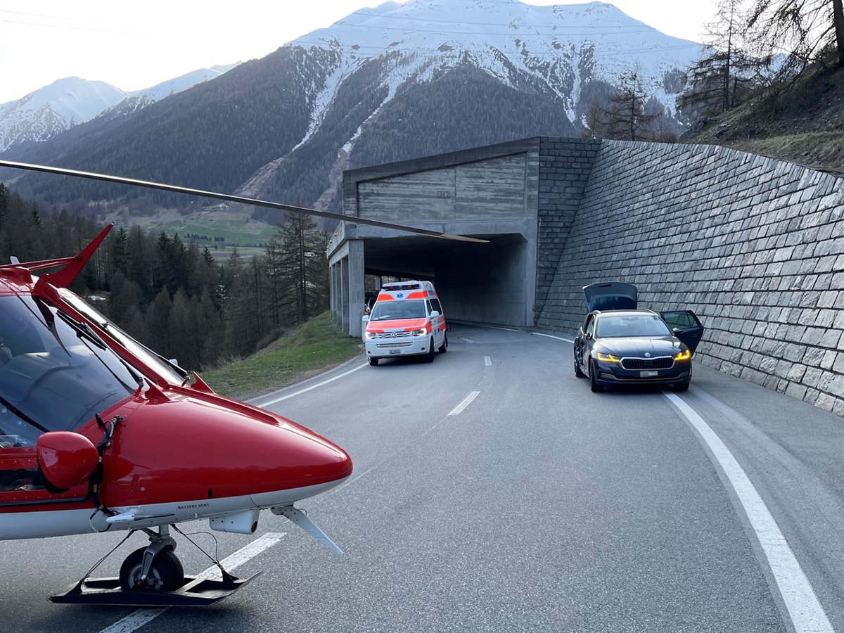 Unterengadin: Unfall in Zernez – 1 Schwerverletzter – Kollision zwischen Motorrad und Personenwagen