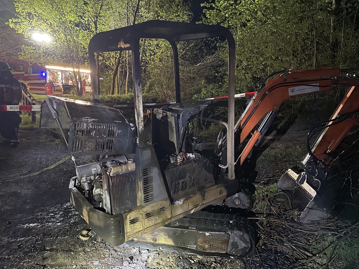 Kleinbagger in Vollbrand in Zizers
