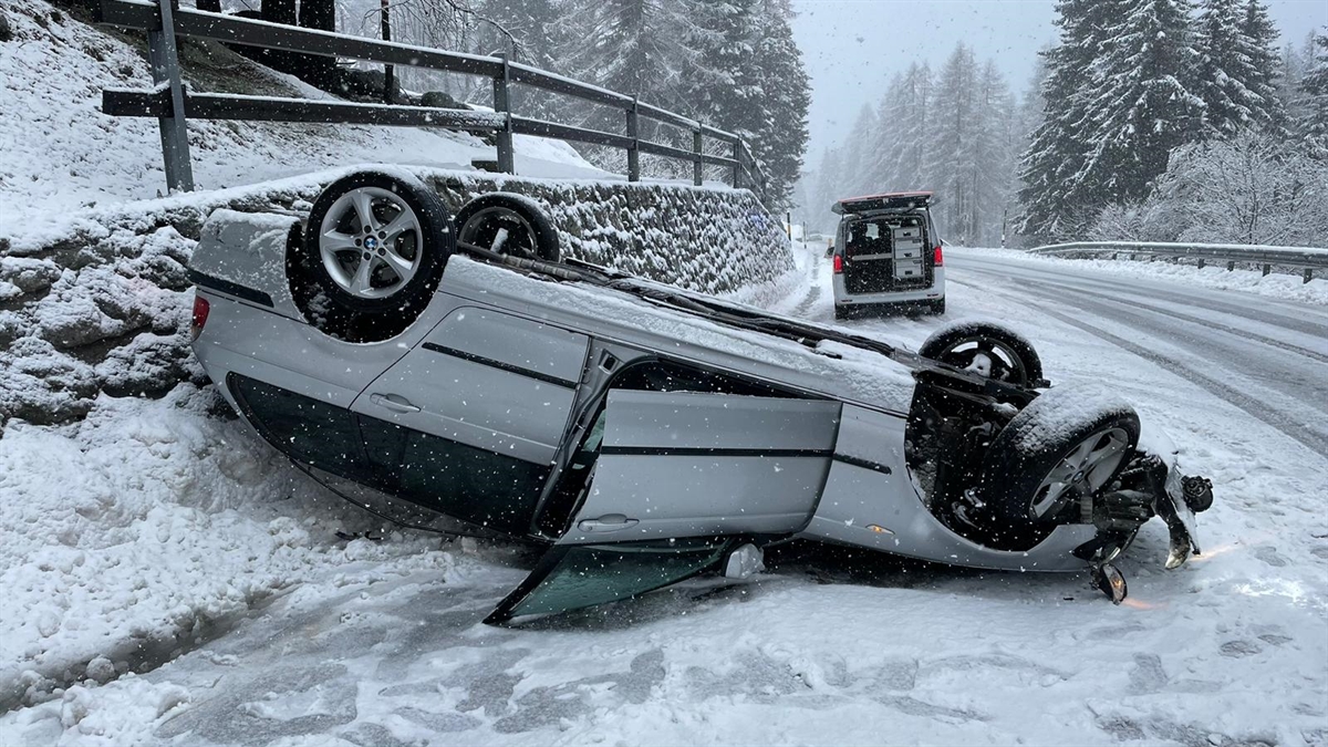 Bergell: Selbstunfall auf schneebedeckter Fahrbahn mit Sommerpneu