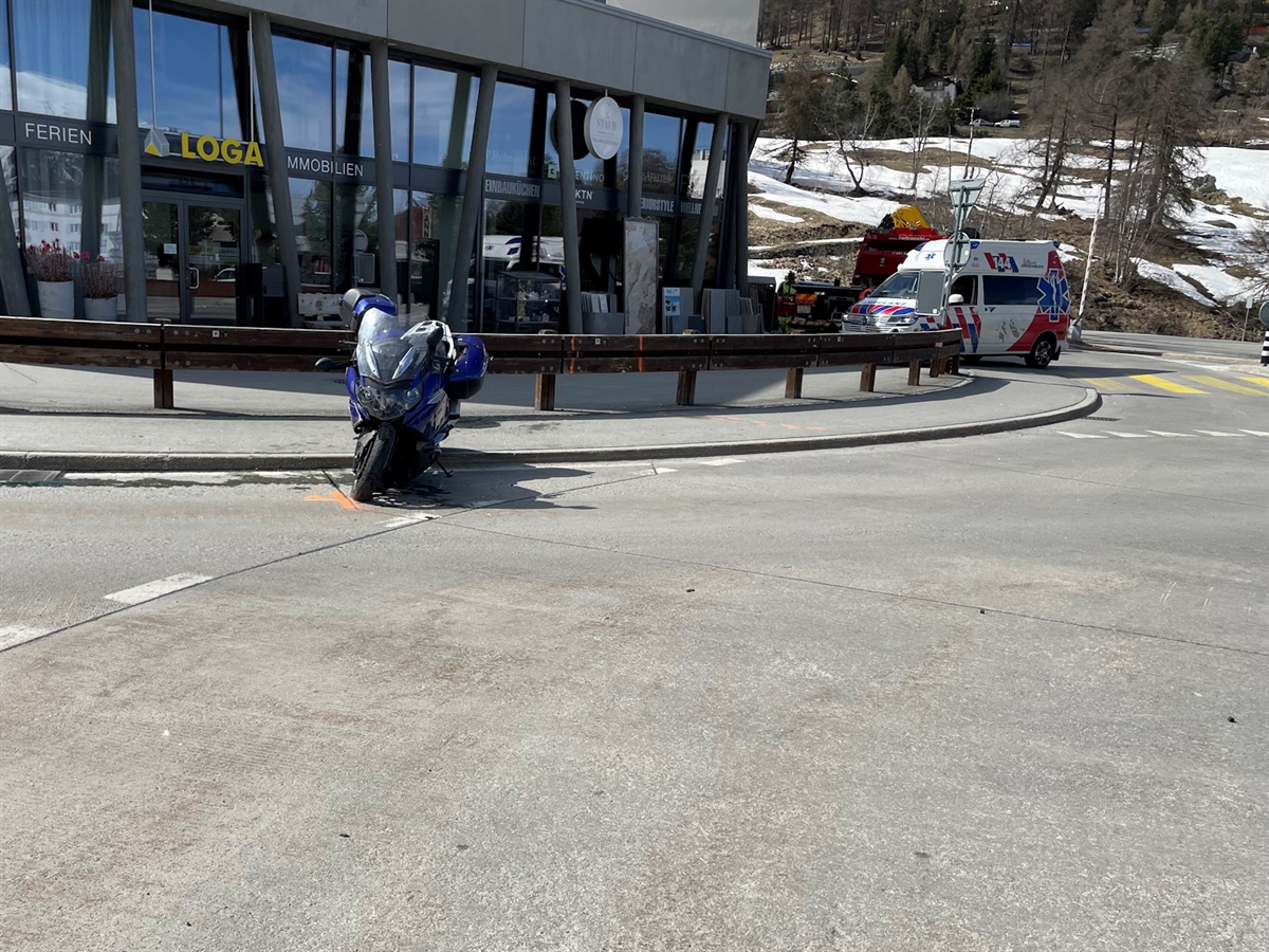 Oberengadin: Töffunfall in St. Moritz – Mit Motorrad in Kreisel verunfallt