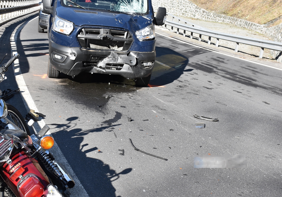 Unfall auf der Julierstraße in Rona: Motorradfahrer (18) bei Kollision mit Lieferwafen lebensgefährlich verletzt